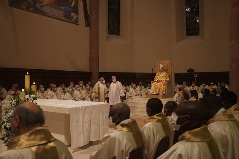 Il vescovo Douglas durante la Messa crismale di mercoledì scorso, in Cattedrale a Cesena. Foto di Carlo Casali