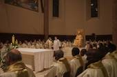 Il vescovo Douglas durante la Messa crismale di mercoledì scorso, in Cattedrale a Cesena. Foto di Carlo Casali