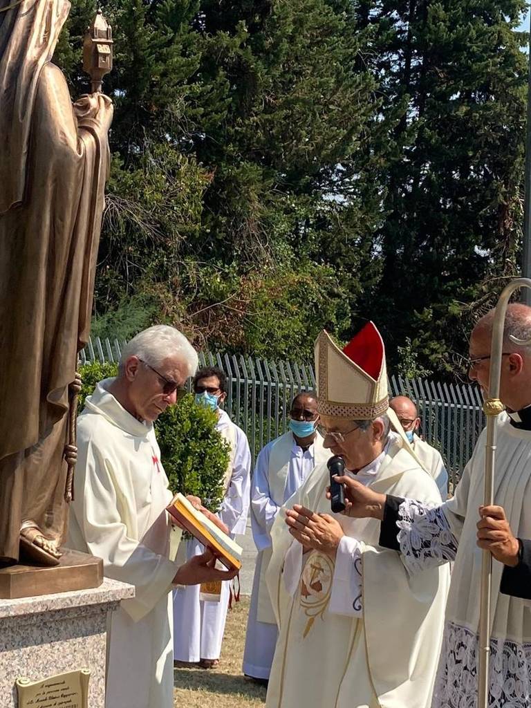 Il vescovo Douglas mentre benedice la statua di santa Chiara, questa mattina dalle clarisse cappuccine, a Cesena