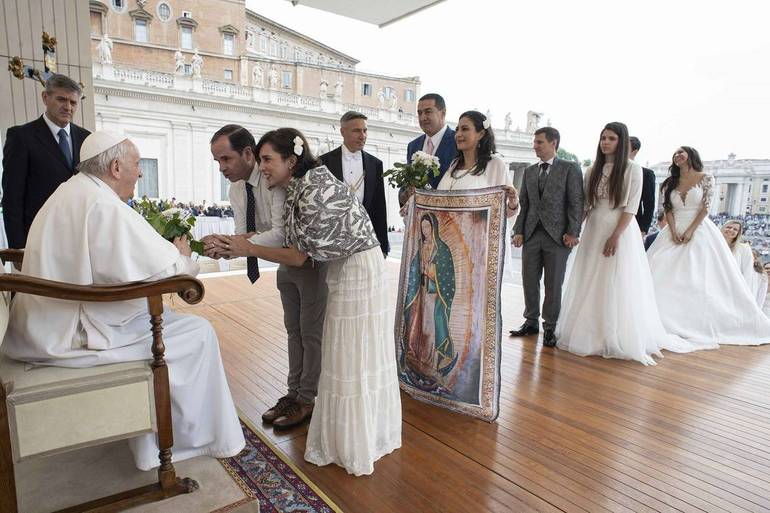 Coppie di sposi ricevute da papa Francesco. Foto Vatican media/SIR