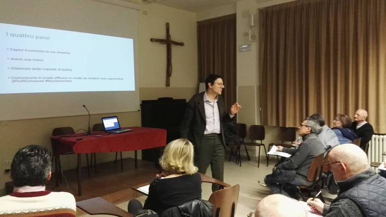 Nella foto, l'economista Leonardo Becchetti ieri sera durante la lezione alla scuola diocesana di Dottrina sociale della Chiesa
