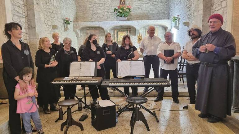 L'eremita Ferro (sulla destra) a un concerto a Sant'Alberico