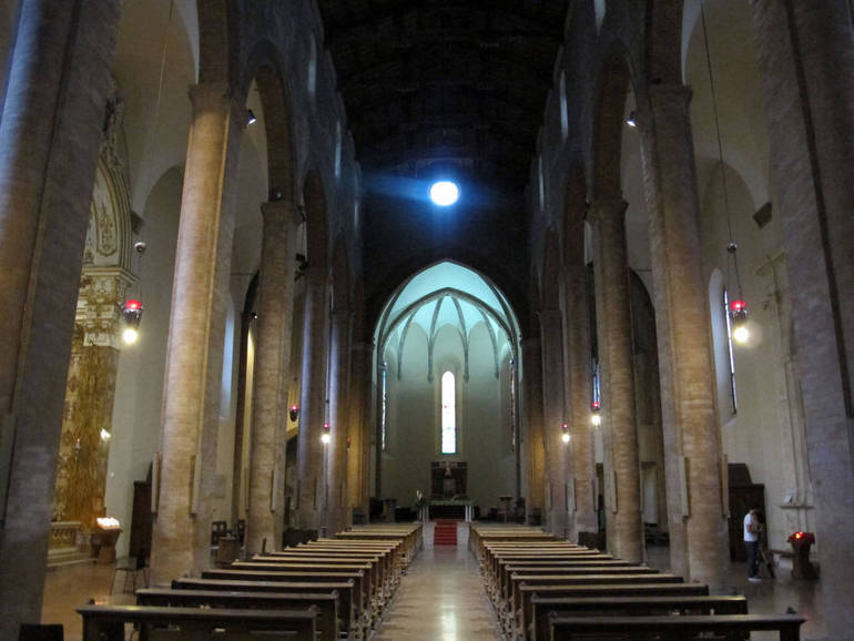 Nella foto d'archivio del Corriere Cesenate, l'interno della Cattedrale di Cesena