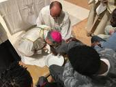 La Messa in Coena Domini, ieri pomeriggio in Cattedrale, a Cesena. Il vescovo Douglas lava e bacia i piedi a 12 immigrati.