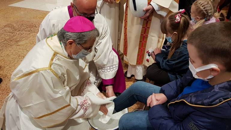 Nella foto di Pier Giorgio Marini, la lavanda dei piedi durante la Messa in Coena domini di questa sera in Cattedrale a Cesena