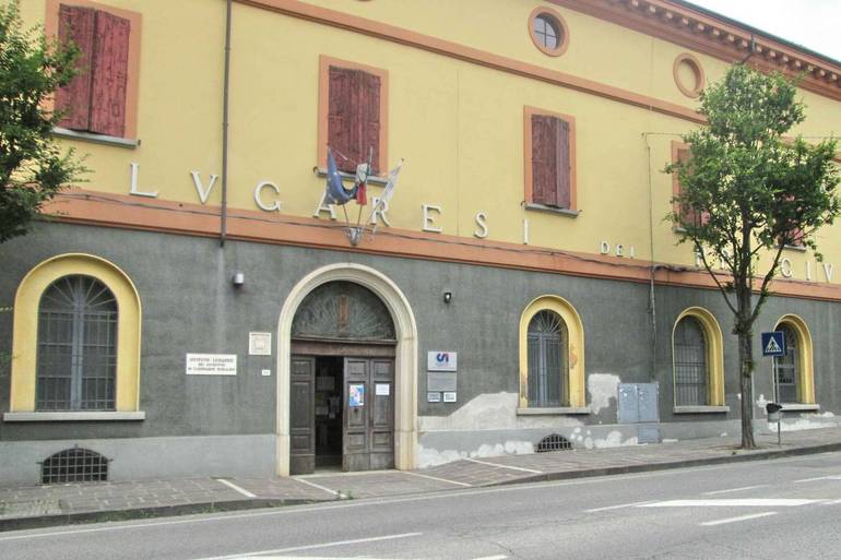 L'ingresso dell'istituto Lugaresi a Cesena - Foto Armuzzi
