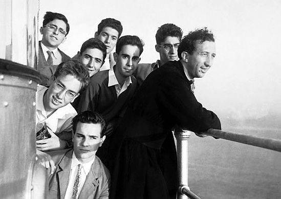 Don Giussani con alcuni studenti (foto ANSA/Sir)