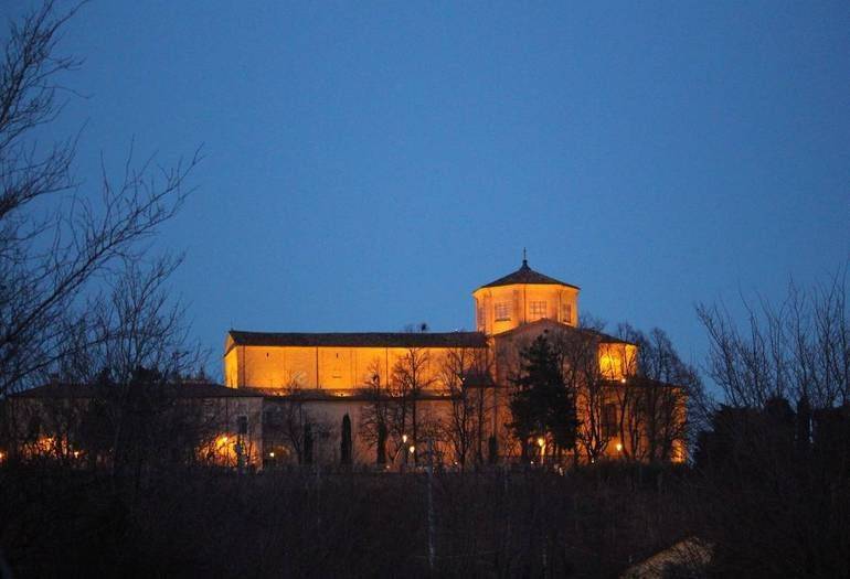 La basilica di Santa Maria del Monte in un'immagine notturna