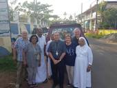 Il vescovo in India ha incontrato alcuni italiani, tra cui un paio di cesenati, tra cui Giovanna, che lavora al don Baronio, con il marito