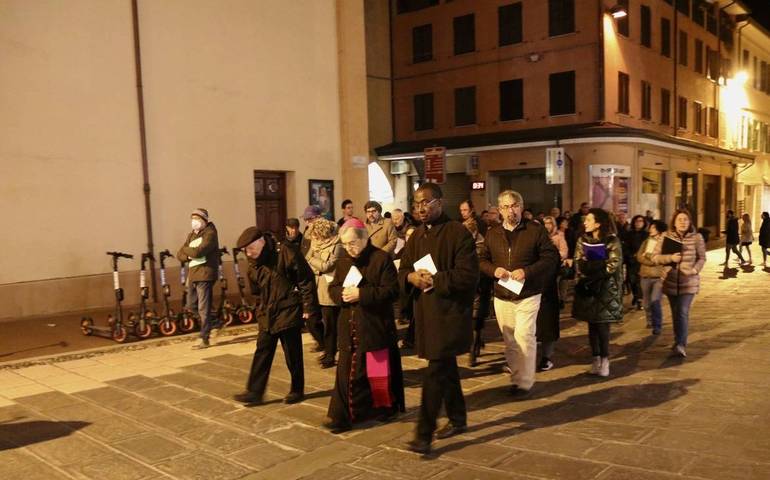 Nella foto di Pier Giorgio Marini, il vescovo Douglas Regattieri ieri sera alla Via Crucis nelle vie del centro di Cesena