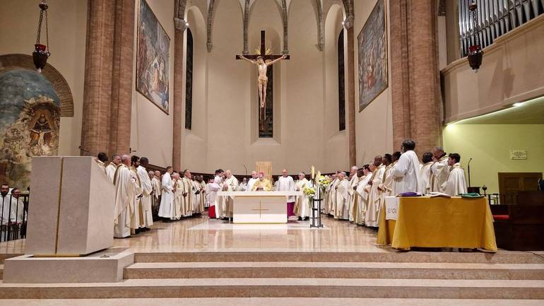 Nella foto, la Messa crismale di ieri sera in Cattedrale, a Cesena. (Foto Pier Giorgio Marini)