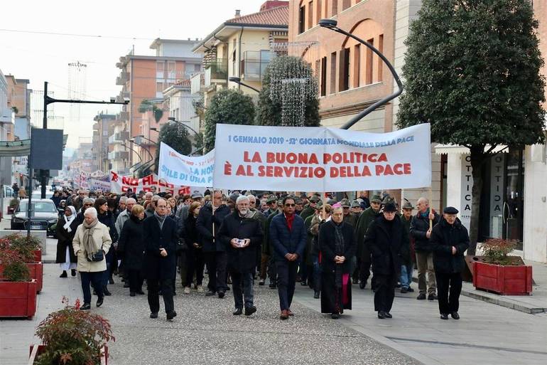 Il corteo della marcia della pace svoltasi ieri a Cesena, guidata dal vescovo Douglas. Alla sua destra Paul Bhatti che poi in Cattedrale ha portato la sua testimonianza (Foto Pier Giorgio Marini)
