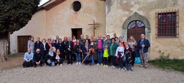 La foto di gruppo con il vescovo Douglas davanti alla chiesa di Barbiana (Firenze) dove fu priore don Lorenzo Milani