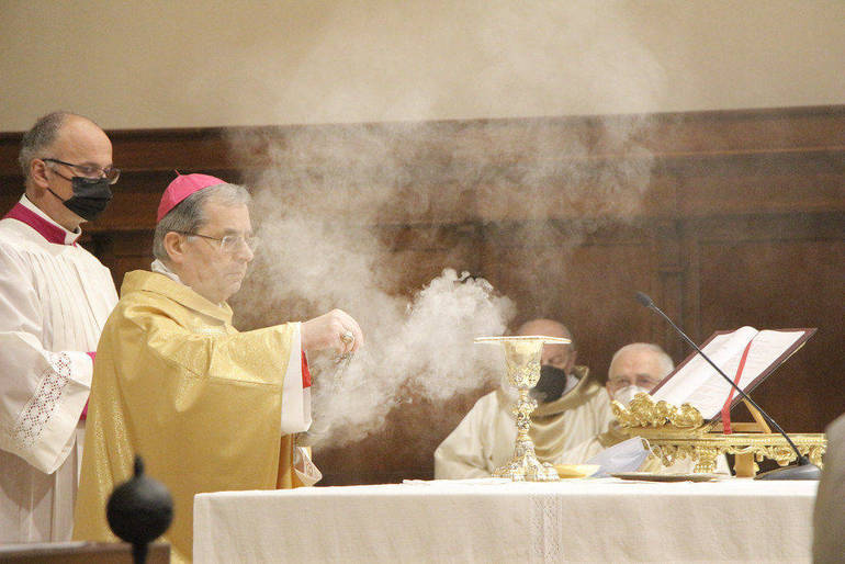 Il vescovo Douglas alla Messa crismale 2021 (foto Sandra e Urbano, Cesena)