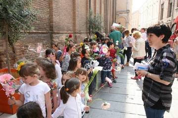 Bimbi del Sacro Cuore portano i fiori alla Madonna del Duomo - Foto Sandra e Urbano (01)