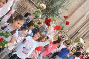 Bimbi del Sacro Cuore portano i fiori alla Madonna del Duomo - Foto Sandra e Urbano (02)