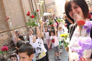Bimbi del Sacro Cuore portano i fiori alla Madonna del Duomo - Foto Sandra e Urbano (04)