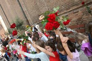 Bimbi del Sacro Cuore portano i fiori alla Madonna del Duomo - Foto Sandra e Urbano (05)