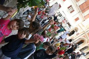 Bimbi del Sacro Cuore portano i fiori alla Madonna del Duomo - Foto Sandra e Urbano (06)