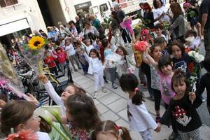 Bimbi del Sacro Cuore portano i fiori alla Madonna del Duomo - Foto Sandra e Urbano (07)