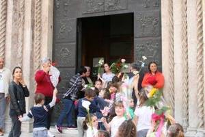 Bimbi del Sacro Cuore portano i fiori alla Madonna del Duomo - Foto Sandra e Urbano (08)