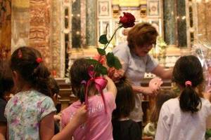 Bimbi del Sacro Cuore portano i fiori alla Madonna del Duomo - Foto Sandra e Urbano (10)