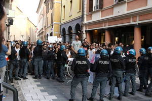 Comizio Salvini pro Andrea Rossi - Foto Urbano (40) - contestatori