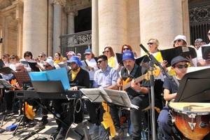 Coro Alma Canta in piazza San Pietro - Foto Casali (15)