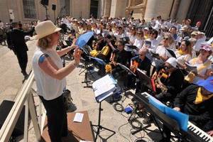 Coro Alma Canta in piazza San Pietro - Foto Casali (32)