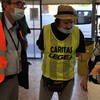 Volontari Caritas preparano ortofrutta del mercato - Foto CR (5)