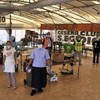 Volontari Caritas preparano ortofrutta del mercato - Foto CR (6)