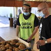 Volontari Caritas preparano ortofrutta del mercato - Foto CR (9)