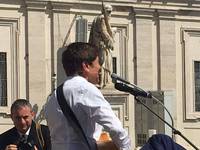 Gianni Morandi canta in piazza San Pietro per i pellegrini