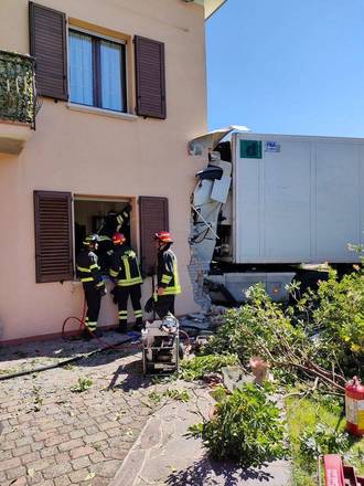 Un camion esce di strada e urta una casa