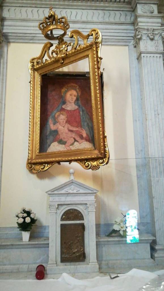 Il quadro della Madonna delle grazie da cui questa mattina sono stati rubati tre pezzi in oro