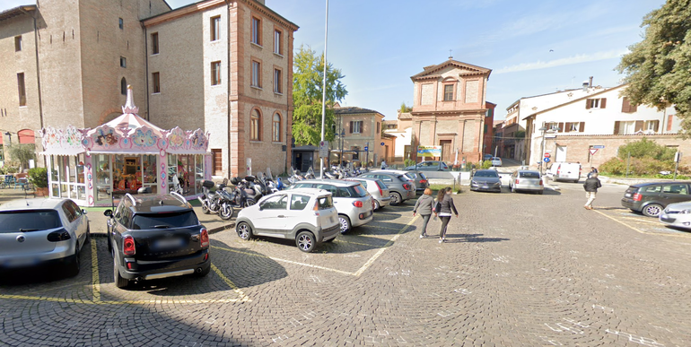 Macchine parcheggiate in piazza Almerici (Google maps)