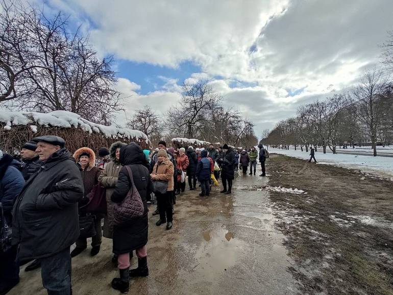 Profughi in fila. Foto chiesa greco-cattolica ucraina