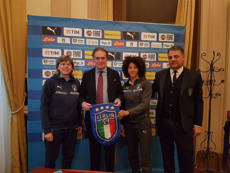 Da sinistra: il CT Milena Bertolini, il presidente del Cesena Fc Corrado Augusto Patrignani, il capitano Sara Gama e il responsabile Figc Giorgo Bottaro.
