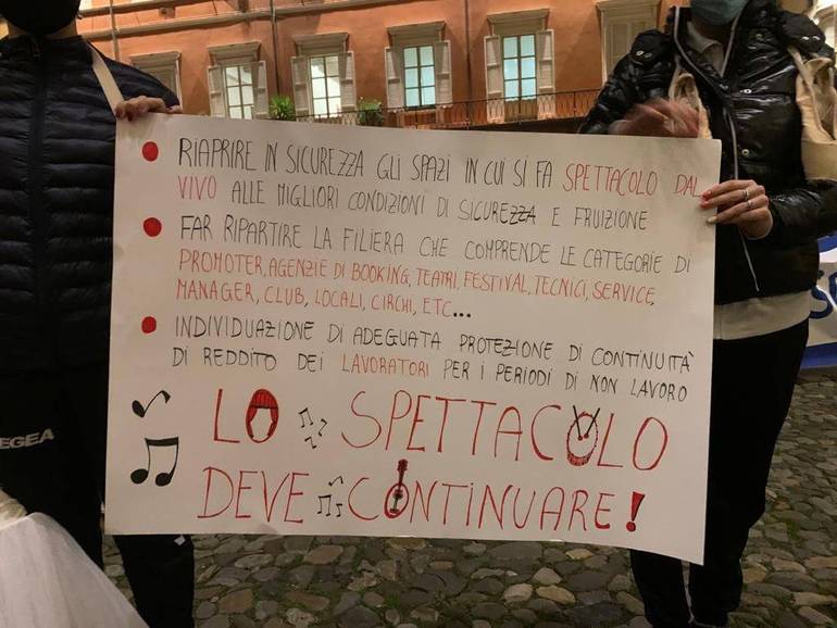 2020-10-29 proteste contro Dpcm in centro a Cesena (2)