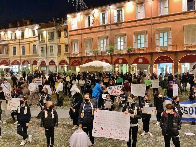 2020-10-29 proteste contro Dpcm in centro a Cesena (5)