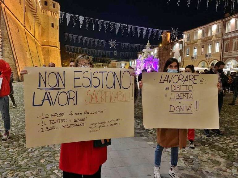 2020-10-29 proteste contro Dpcm in centro a Cesena (6)