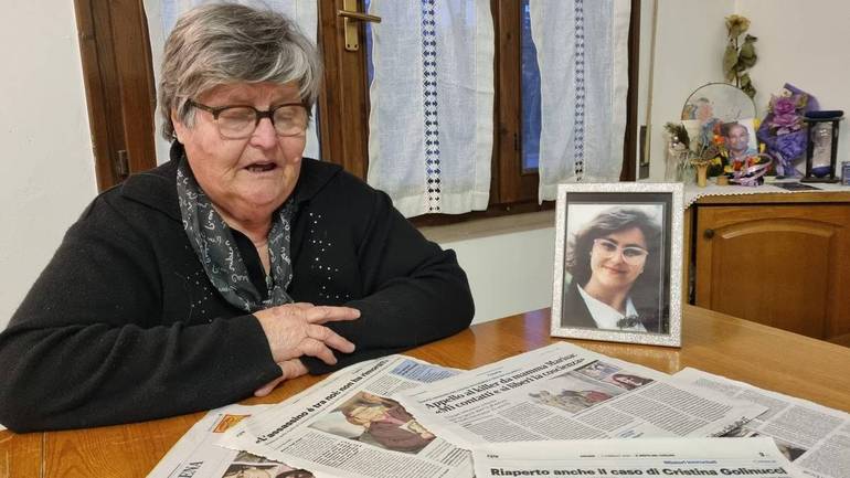 mamma Marisa Degli Angeli tra giornali che parlano del caso di Cristina - foto archivio Sa.L.