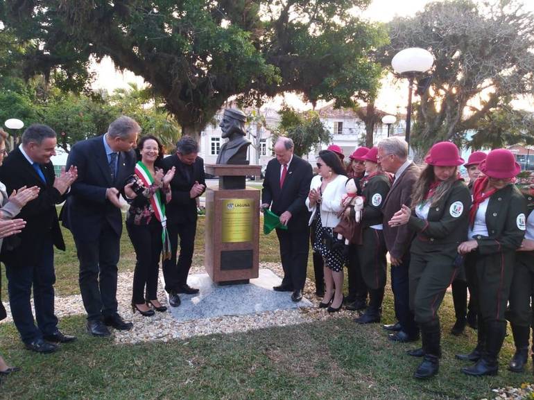 3 - Dedica della lapide a delegazione italiana nella statua di Garibaldi a Laguna