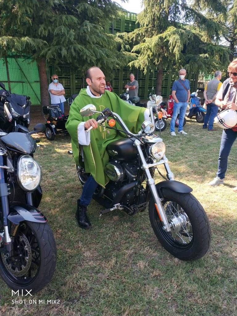 Don Filippo in testa in sella alla sua Harley Davidson