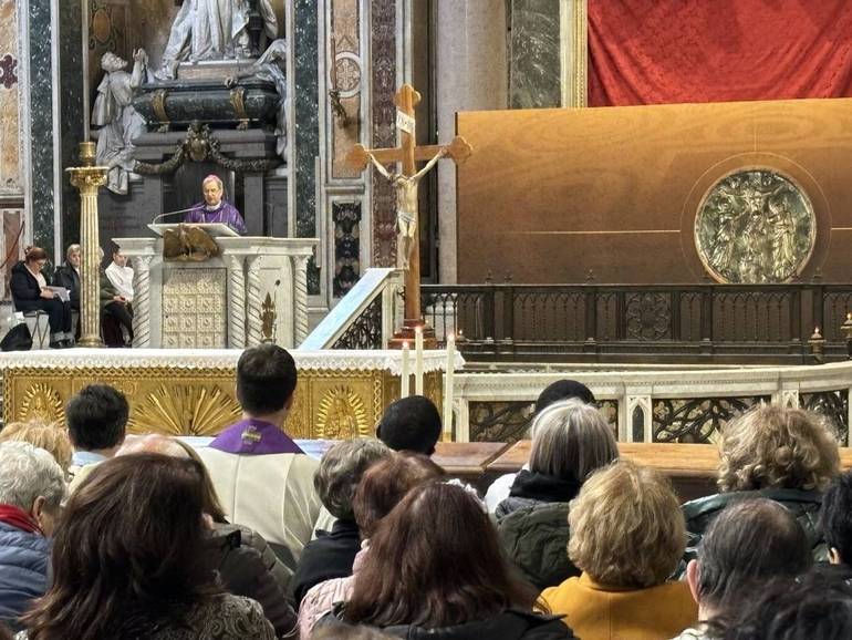 San Giovanni in Laterano, il vescovo Douglas Regattieri all'ambone