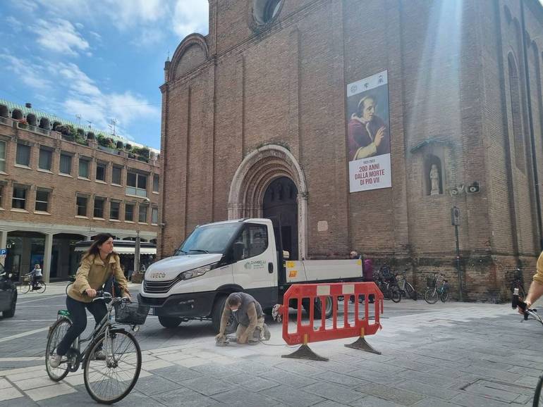 Ultimi ritocchi davanti al Duomo (foto S. Lucchi, Cesena)