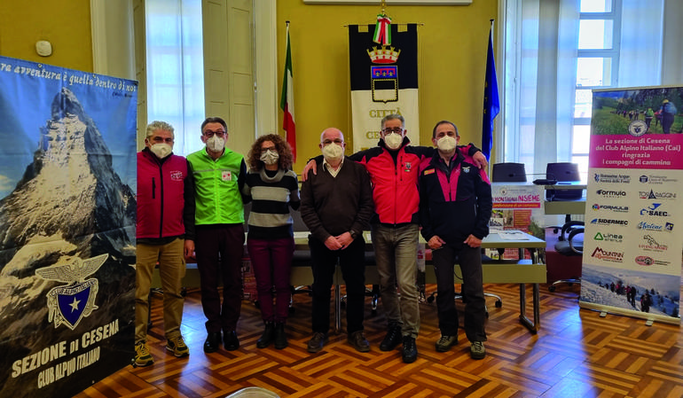 Referenti del Club alpino di Cesena insieme all'assessore Carmelina Labruzzo nella sala del Consiglio comunale alla presentazione dell'appuntamento di sabato 12 marzo