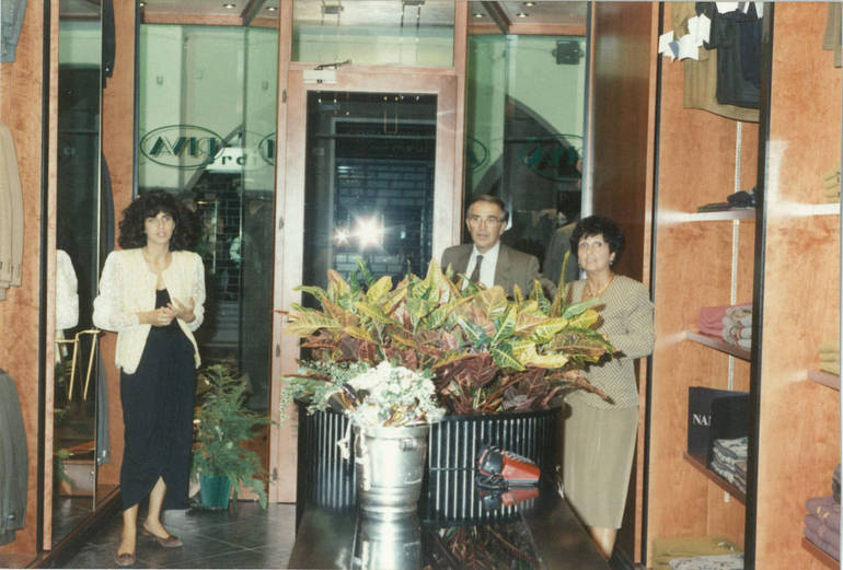 Costanzo Riva, la moglie Alessandra Bosi e la figlia Barbara nel 1990, quando i locali del negozio vennero ristrutturati.