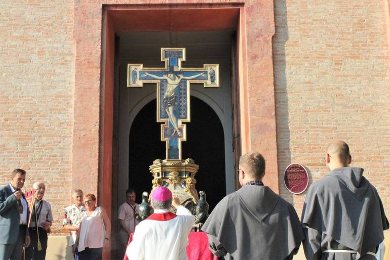 Longiano, 26 luglio 2019. Monsignor Regattieri incensa il Santissimo Crocifisso (foto Venturi)