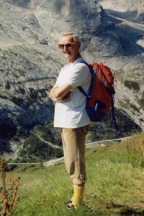 don giuseppe calandrini in montagna. foto armando brigliadori